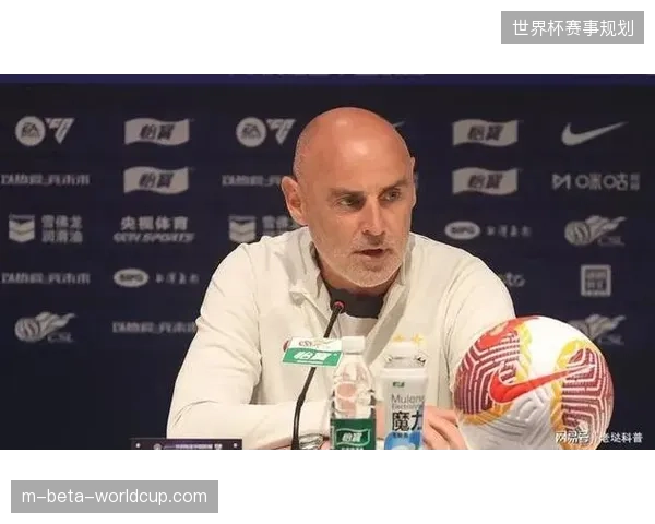 新帅蒙哥马利的高位传控战术面临攻防失衡困境,球队空有控球优势难转化为胜势 新帅蒙哥马利的高位传控战术面临攻防失衡困境,球队空有控球优势难转化为胜势